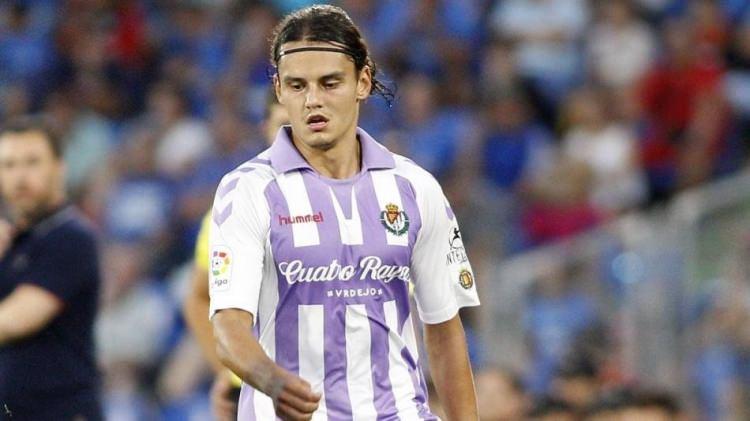 <p><strong>ENES ÜNAL</strong></p>

<p>Enes Ünal'ın performansından memnunum. Türkiye'de çok çabuk her şeyin olmasını istiyoruz. Enes ile ilgili bir proje yaptık. Top noktasına 24 yaşında ulaşacak. Daha 21 yaşında. 2.5 sene sonra, sakatlık olmazsa Avrupa'nın en üst 15 takımından birinde oynayacağını düşünüyoruz. Oynayacaktır. Türkiye'ye dönmesini düşünmüyoruz. Bırakın orada kalsın, oynasın. İsteyen Türk kulüpler oldu. Orada 1 lira alacağına, burada 1.5 lira alsın diyorlar.</p>
