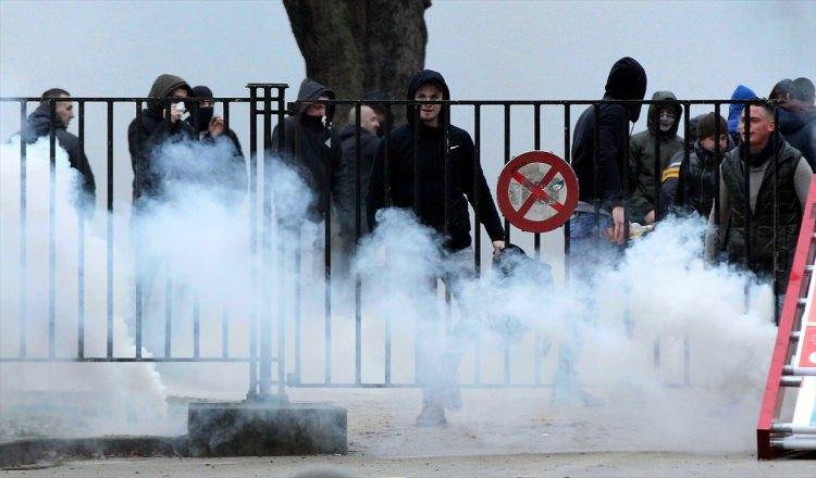 <p>Belçika'nın başkenti Brüksel'de Avrupa Birliği binalarının bulunduğu alanda polis aşırı sağcı ve göç karşıtı bine yakın göstericiye gaz bombası ve TOMA ile müdahalede bulundu.</p>
