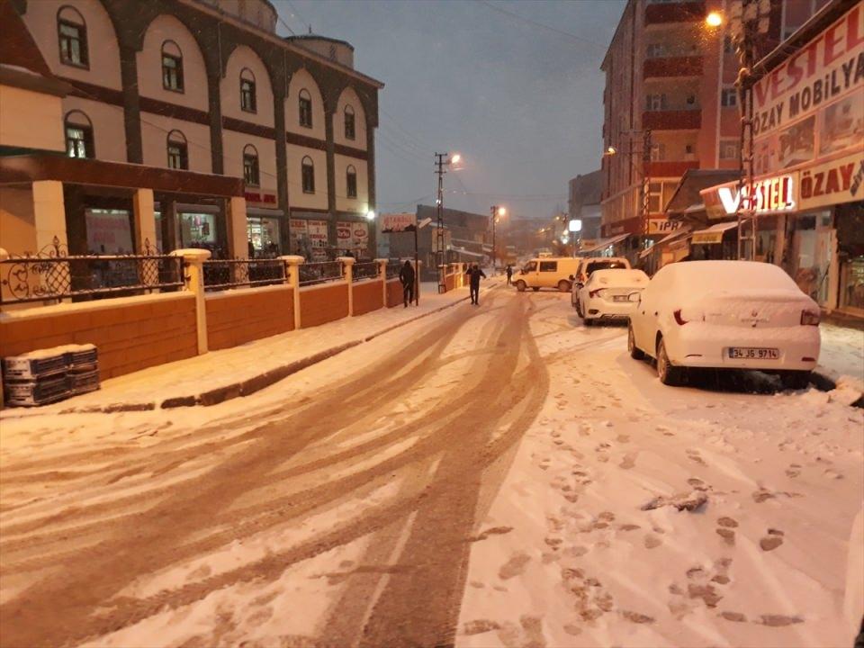 <p>Van'ın Özalp ilçesinde kar yağışı etkili oldu.</p>
<p> </p>