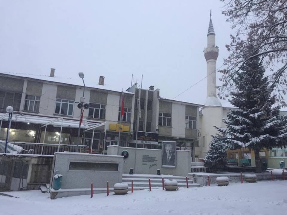 <p>İzmir'in Ödemiş ilçesinde, hafta başından bu yana belirli aralıklarda etkili olan karın kalınlığı 5 santimetreye ulaştı.</p>

<p> </p>
