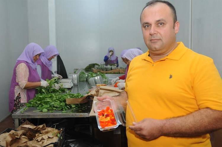 <p>Yenebilir çiçek üretimine yaklaşık 10 yıl önce 1-2 türle başlayan firma, çeşit sayısını 13’e yükseltti. Bu çeşitlerin bazılarında ise kendi içinde de çeşitli renk ve desende farklı üretimler bulunuyor.</p>
<p> </p>