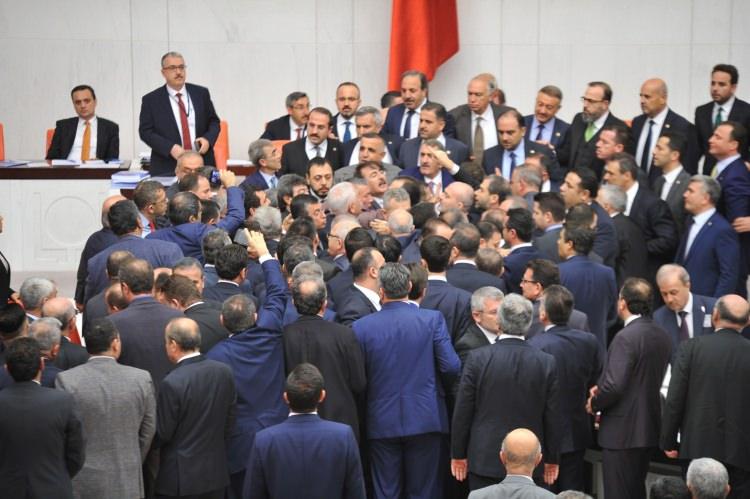 <p>Muş’un, İyi Parti ve Genel Başkan Akşener’e yönelik, “HDP’nin temsilcisi haline nasıl geldiniz?” sözleri sonrası tartışma büyüdü. </p>
