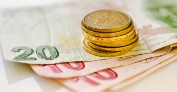 <p><strong>5 - 1000 LİRALIK EK İŞ, AYLIĞI YÜZDE 50 ARTIRIR</strong></p>
<p>2000 TL brüt ücretle çalışan kişi, ek iş olarak da aylık brüt 1000 TL’lik bir iş yapıyorsa, bu, kişinin alacağı emekli aylığını yüzde 50 oranında artıracak anlamına gelir. 500 TL kazançla ek iş yapıyorsa, aynı kişinin aylığı yüzde 25 artacak anlamına gelir. Bu artışlar, ek işin de SGK’ya bildirilmesi halinde mümkün.</p>