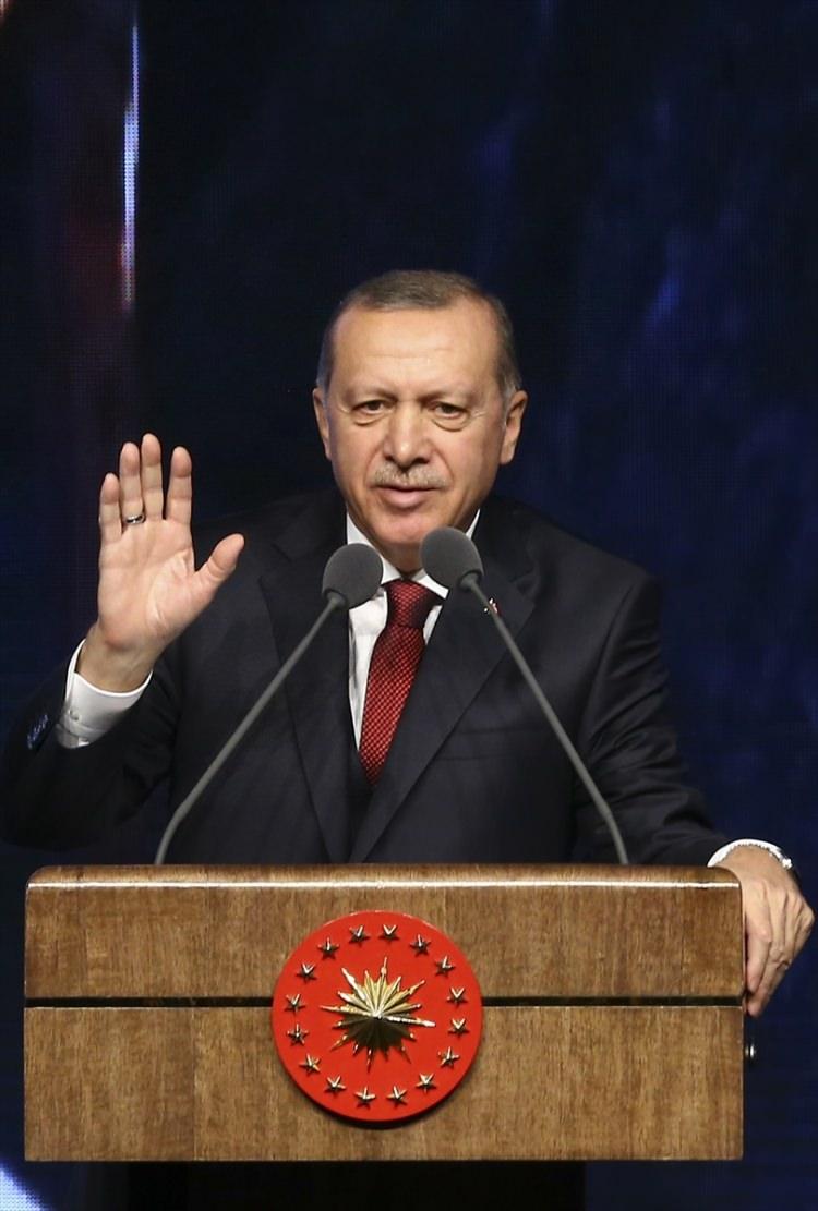 <p>Cumhurbaşkanı Recep Tayyip Erdoğan, Beştepe Millet Kültür ve Kongre Merkezi'nde düzenlenen programda, Cumhurbaşkanlığı ile 16 Bakanlığın önümüzdeki 100 gün içinde gerçekleştireceği icraatları tanıttı.</p>
