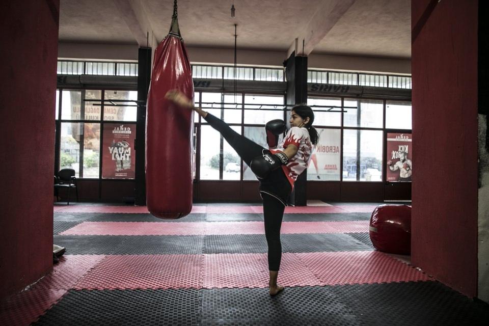 <p>Hatay'da 10 yaşında başladığı dövüş sporlarında çok sayıda madalya kazanan milli sporcu İrem Çapar, gelecek yıl Rusya'da yapılacak Muay Thai Dünya Şampiyonası'nda birincilik kürsüsüne çıkarak başarısını taçlandırmak istiyor.</p>
