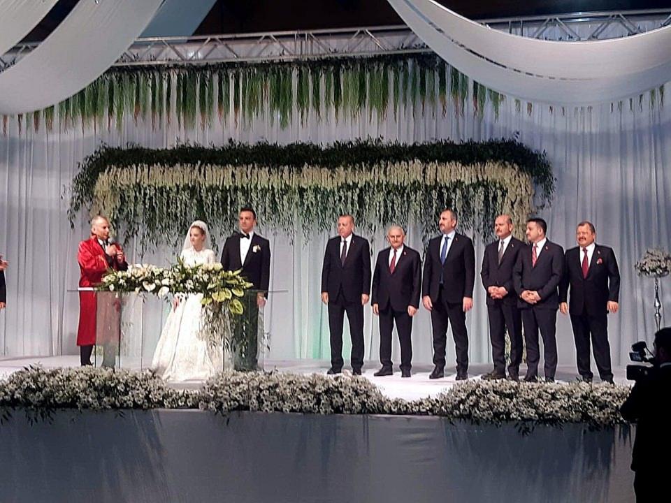 <p>Cumhurbaşkanı Recep Tayyip Erdoğan, AK Parti İzmir Büyükşehir Belediye Başkan Adayı ve Ekonomi eski Bakanı Nihat Zeybekci'nin oğlunun nikah töreninde şahitlik yaptı.</p>

<p> </p>

