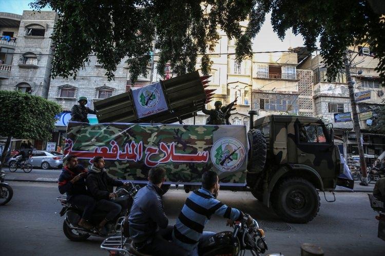 <p>Kassam Tugayları'nın y&uuml;zlerce mensubu, Gazze'nin Han Yunus kentinde&nbsp; askeri ge&ccedil;it t&ouml;reni ger&ccedil;ekleştirdi. Ge&ccedil;it t&ouml;reninde ağır silahlar, tank savar&nbsp; f&uuml;zeler, havan topları sergilendi.</p>
