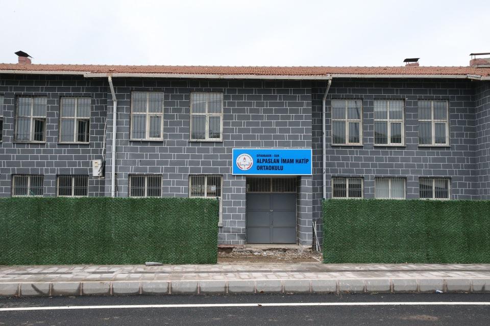 <p>Daha önce Mardinkapı ile Saraykapı arasındaki tarihi surların çok katlı binalar dolayısıyla görünmediğini vurgulayan Çiftçi, "Mardinkapı ile Saraykapı arasındaki surlara ulaşılamıyordu. Çevreyolu yapılarak görünür kılındı. Hevsel Bahçeleri'nin en iyi izlendiği Keçi Burcu kısa zamanda açılacak." diye konuştu.</p>
<p>Kaymakam Çiftçi, terörden zarar gören Alpaslan İmam Hatip Lisesi ile Alpaslan Orta Okulu'nun onarımının tamamlandığını da sözlerine ekledi.</p>
