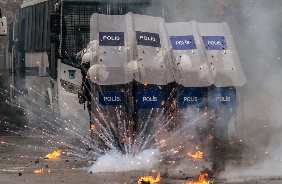<p>3 bin 500 çevik kuvvet polisimiz var, bunların 3 bin 300 tanesi erkek 200 tanesi kadın olarak görev yapmaktadır. </p>