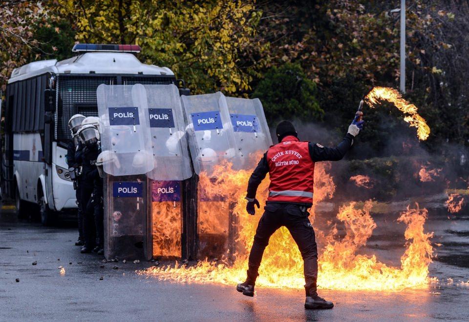 <p>İstanbul Emniyet Müdürlüğü Çevik Kuvvet Şube Müdürlüğü polislerinin aldığı nefes kesen eğitim İHA tarafından görüntülendi.</p>
