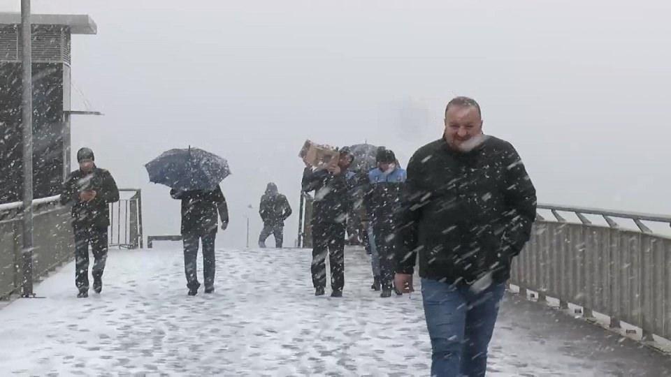 <p>Meteoroloji'den yapılan son değerlendirmelere göre İstanbul'un yüksek kesimleri için karla karışık yağmur uyarısı yapıldı.</p>
