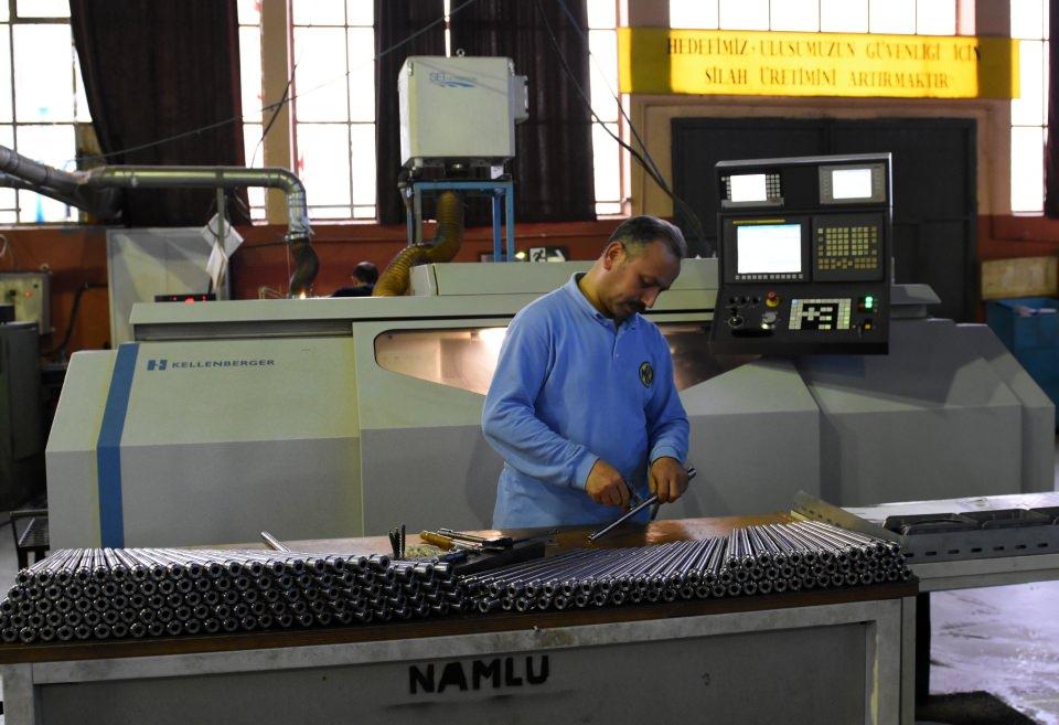 <p>Silahın teknik özelliklerinden bahseden Ocakcıoğlu, "Proje çalışmalarına 2013 yılında başladığımız tüfekten 25 bin civarında üreterek güvenlik güçlerimize sevkıyatını yaptık. Tüfeğimiz, hem sağ hem de sol el kullanabilecek şekilde iki taraflı olarak tasarlanmıştır. Tüfeğin üst ve alt gövdesi özel alaşımlı alüminyumdan yapılmıştır. Daha önce yapılan G-3'lerin gövdesi sacdan yapılmıştı. Alüminyumdan olması silahın ağırlığını düşürdü. Bunu diğer tüfeklerden ayıran en önemli özellik ise mesafe. G-3'ün etkili menzili 400 metredir, bunun 600 metredir. MPT-76'yı kullanan askerimiz, polisimiz kendini 200 metre daha güvende tutar." diye konuştu.</p>
<p> </p>