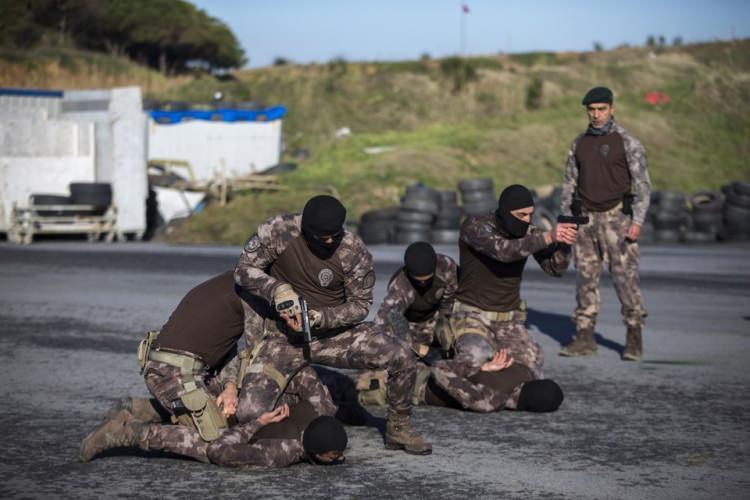 <p>Tatbikat sonunda eğitim alanında dua edilerek kurban kesildi.<br />
 </p>
