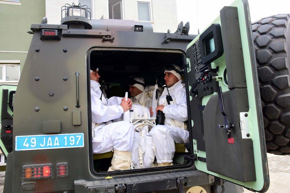 <p>Bu sığınaklarda şimdiye kadar 7 kısa namlulu silah, 20 uzun namlulu silah, 133 el bombası, 5 el yapımı patlayıcı, bir ton 774 kilogram amonyum nitrat, patlayıcı yapımında kullanılan malzeme, 24 el yapımı patlayıcı düzeneği, 26 kalaşnikof, 3 M-16 silah, 10 tüplü ocak, 28 av tüfeği, 16 tabanca, RPG-7 roketatar, zagros keskin nişancı silahı, 16 el telsizi, 24 bilgisayar, 55 cep telefonu, 12 kilogramlık 109 tüp, 57 piknik tüpü, 313 örgütsel doküman, jeneratör, 35 bin lira, çok sayıda yaşam ve tıbbi malzeme ele geçirildi.</p>
<p> </p>