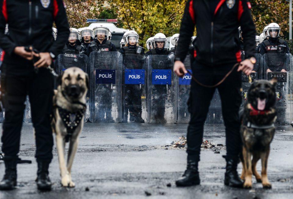 <p>Bayan polis olduğumuz için daha dazla ilgi oluyor hoşumuza gidiyor bizim için yapılan bu yorumlar. Ben kişisel bakımı çok seven bir insanım ama bazen kişisel bakımımıza zaman ayıramadığımız oluyor” dedi. </p>