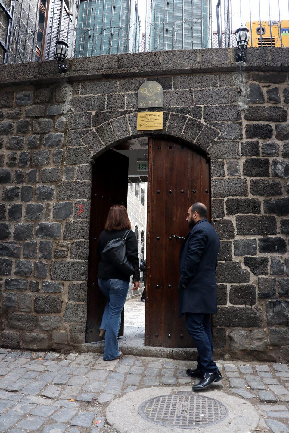 <p>Tarihi eserlere, okullara özellikle zarar verilmesinin kabul edilemez olduğunu anlatan Kaymak, "Geri bırakmayı, yok etmeyi, silmeyi, yakma ve yıkma şeklinde saldırılarla yapmaya çalıştılar." dedi.</p>

<p> </p>
