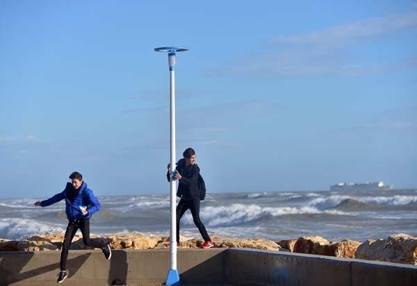 <p>&Ouml;zellikle &ccedil;ocuklar tehlikeli olmasına rağmen karaya &ccedil;ıkan dalgaların altında oyun oynarken, vatandaşlar da cep telefonlarıyla hatıra fotoğrafı &ccedil;ekildi.</p>
