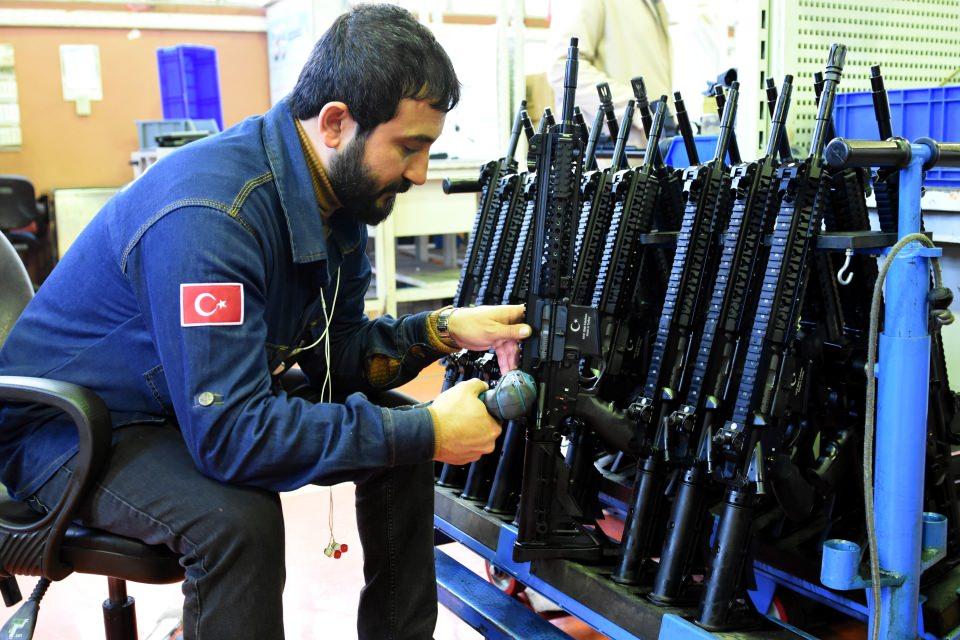 <p>Silah fabrikası çalışanları olarak bundan sonra da elimizden gelen gayreti göstereceğiz. Bizim öncelikli hedefimiz, kendi güvenlik güçlerimizin ihtiyacını karşılamak olduğu için yurt dışından gelen taleplere çok sıcak bakmadık ancak fabrikamızda üretilen yerli silahlar MPT-76, MPT-55 ve Bora-12 keskin nişancı tüfeğinden test için bazı ülkelere sınırlı sayıda gönderdik. </p>