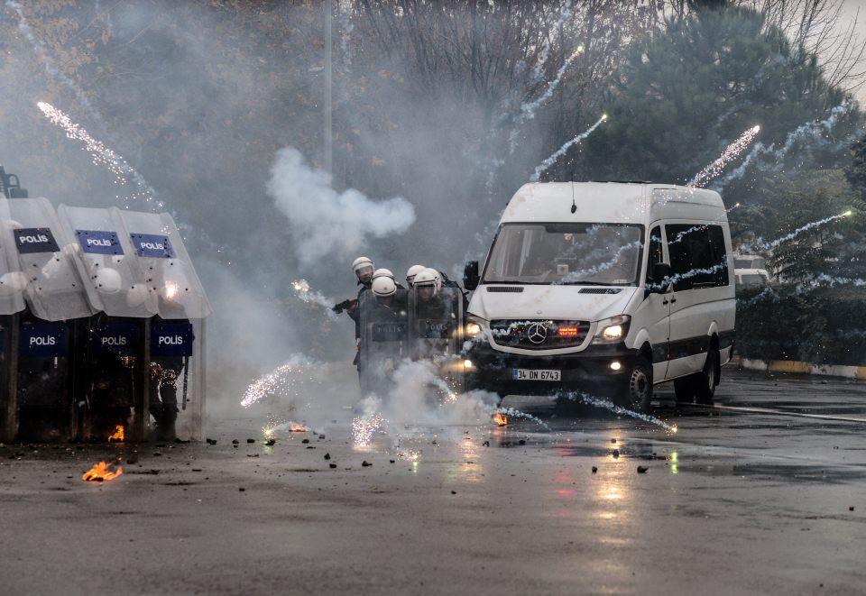 <p><strong>“Helal olsun size kızlar” diyorlar </strong></p>
<p><br />
Vatandaşlardan polis olduklarından dolayı güzel tepkiler aldıklarını ifade eden Ümmühan Tuncay isimli polis memuru, “Bazen bizimle fotoğraf çektirmek istiyorlar ancak yasak olduğu için çektiremiyoruz. </p>