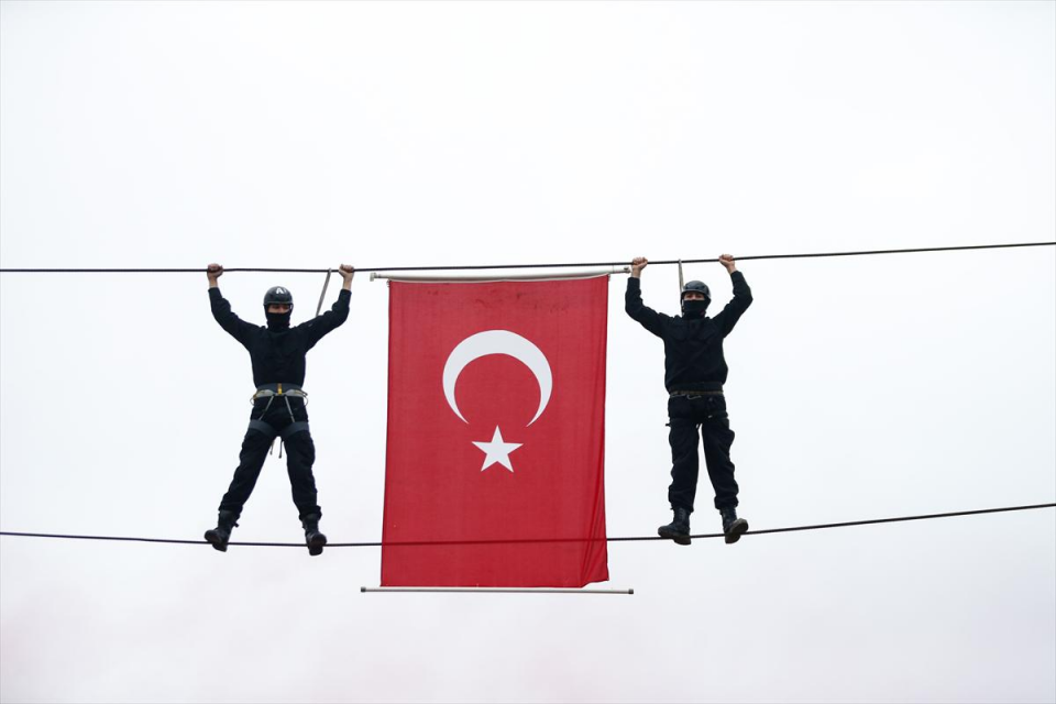 <p>Kule inişinin ardından jandarma marşı okundu ve tören geçişi gerçekleştirildi. </p>
<p> </p>