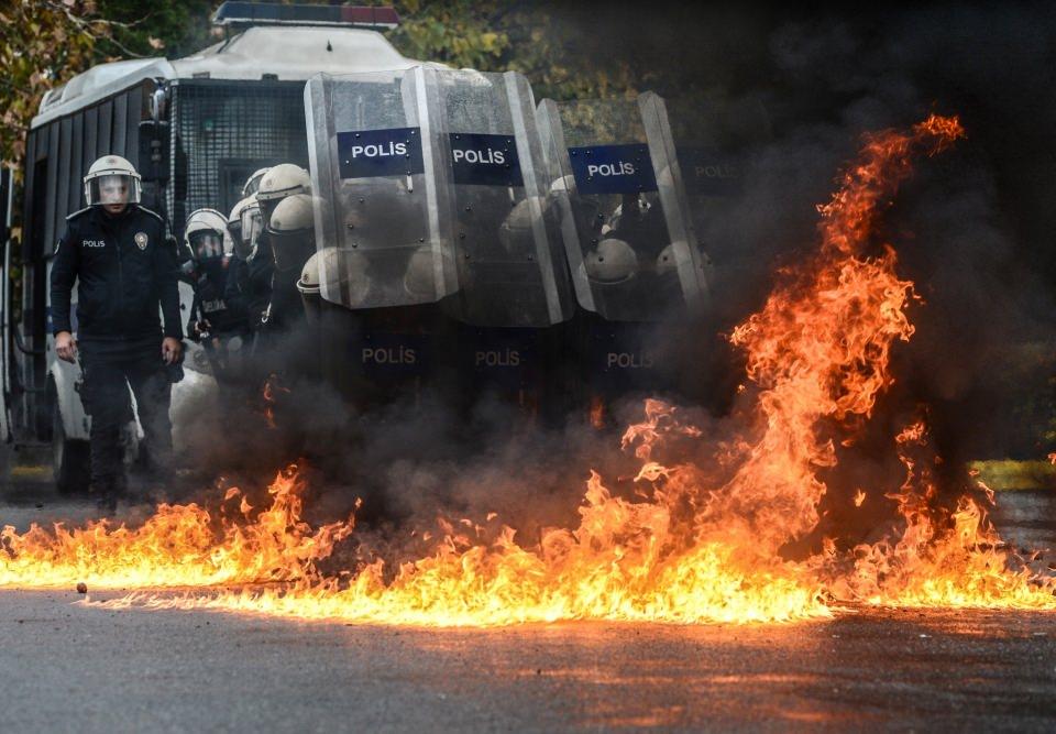 <p>Çevik kuvvet polislerine “Temel Çevik Kuvvet Eğitimi” kapsamında toplumsal olaylara müdahale etme, göstericileri karşı kendimi kalkanlar yardımı ile koruma ve göz altına alma gibi eğitimler görüyorlar. Eğitimleri teorik ve uygulamalı olarak iki aşamadan oluşuyor.</p>
