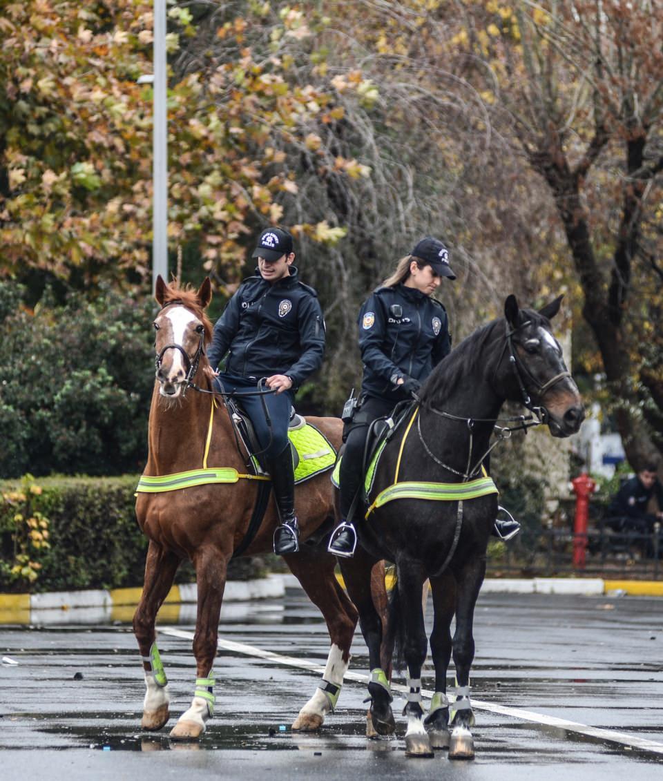 <p> Benim dedem terör baskınında şehit oldu. Benim polis olmamdaki birinci sebep budur. Gösterilerde gerçekten molotof ve havai fişek ile karşılaştığımız için buradaki eğitimlerde bunları gerçekten görmek zorundayız. </p>