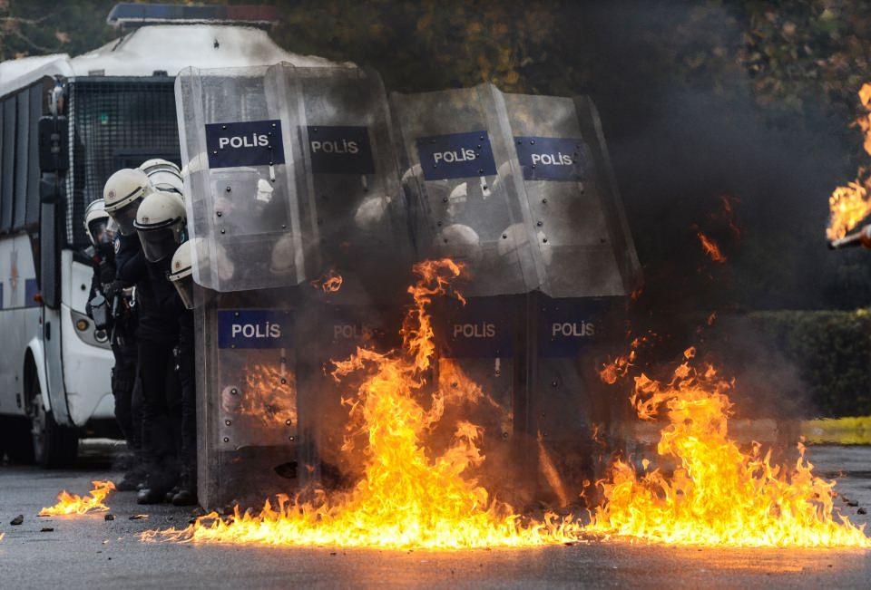 <p>Verilen eğitimlerde orta çıkan görüntüler aksiyon filmlerini aratmazken senaryo gereği eylemcilere müdahale edilip göz altına alınıyorlar. </p>