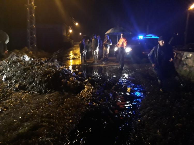 <p>Olayda can kaybı ya da yaralanan olmazken, mahalleye ulaşan ham petrol nedeniyle bölgedeki mahalleye ulaşımın sağlandığı yol trafiğe kapandı.</p>