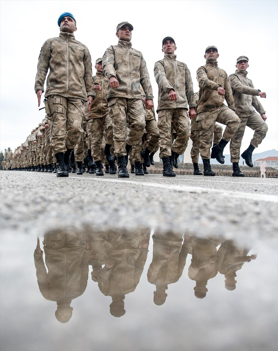 <p>Hatay'ın İskenderun ilçesinden gelen eşi ve 1 yaşındaki kızı Buğlem Asya'ya sarılan Ergün Sevincek de çok mutlu ve gururlu olduğunu dile getirdi. </p>
<p> </p>