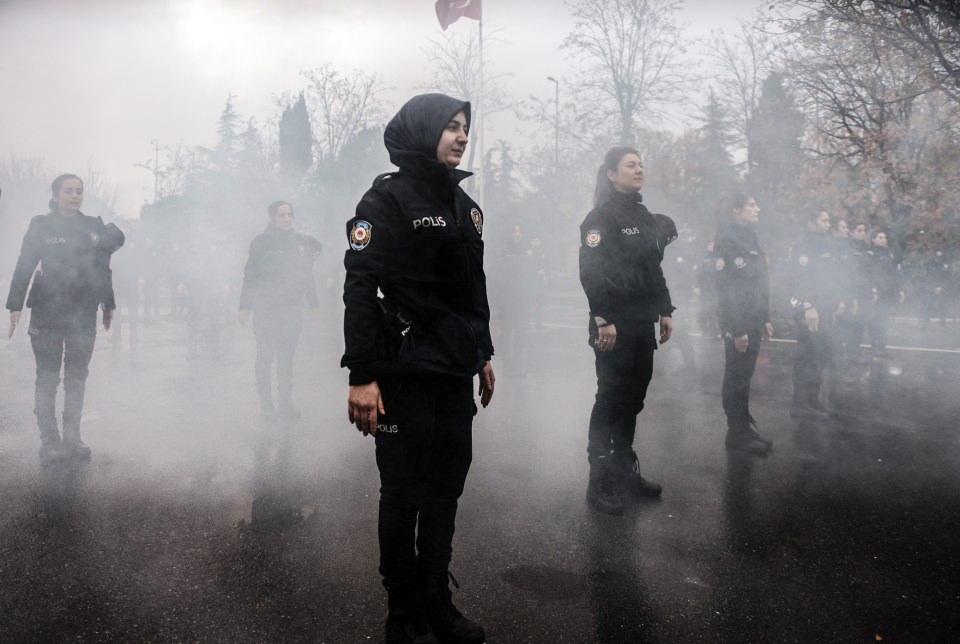 <p><strong>“3500 çevik kuvvet polisimiz var” </strong></p>
<p><br />
Toplumsal olaylarda yaşanabilecek tüm saldırılara karşı eğitim verdiklerini dile getiren Çevik Kuvvet Şube Müdürü Komiser Yardımcısı Fırat Orhan, “Personelimize havai fişek, molotof kokteyli ve taş gibi materyellerin atılmasına karşı nasıl savunma göstereceğimizin eğitimini veriyoruz. </p>