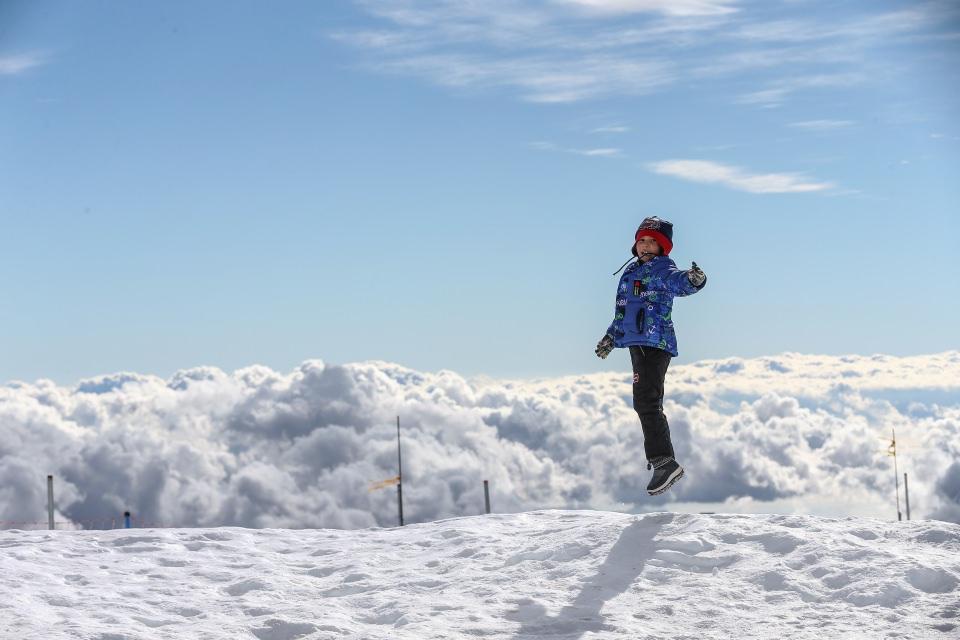 <p>Teleferikle yaklaşık 10 dakikada çıkılan Tahtalı, zirvesi karla kaplı dağlar ve bulutlarla ziyaretçilerine görsel şölen sunuyor. Bir taraftan denizi de görme imkanı bulan ziyaretçiler, bol bol hatıra fotoğrafı çektiriyor.</p>
<p> </p>