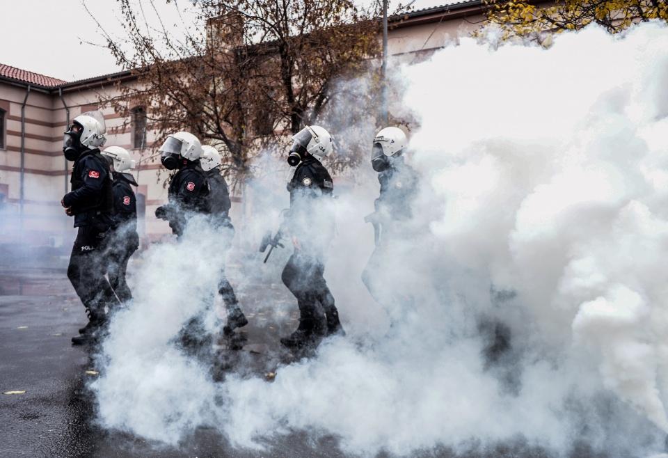 <p>Kapalı spor salonlarındaki eğitimlerde ise direnen göstericilerin nasıl gözaltına alınabileceği, polislerin nasıl kendilerini korumaları gerektiği uygulamalı olarak gösteriliyor. </p>