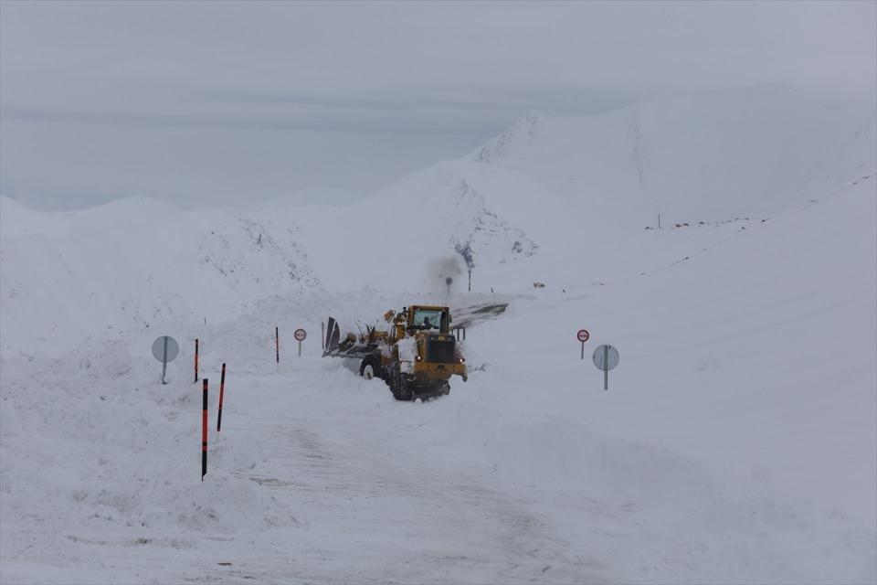 <p>Karayolları ekiplerinin tipi sonrası sabaha kadar çalışarak yolu tek şeritten ulaşıma açtığını belirten Şatıroğlu, bugün akşama kadar yol genişletme çalışmalarının da tamamlanacağını aktardı.</p>
<p> </p>