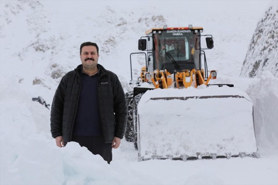 <p>Yetkililerden bilgi alan Şatıroğlu, AA muhabirine yaptığı açıklamada, Bahçesaray'ın zorlukları, karı ve doğasıyla güzel bir ilçe olduğunu söyledi.</p>
<p> </p>