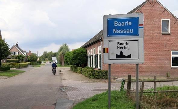 <p>Bu iki yerleşim yeri aynı anda hem Belçika’ya hem de Hollanda’ya açılan kapılara sahip. Belçika’ya ait Baarle-Hertog kasabası 22 yerleşim biriminden oluşuyor. Bunlar aynı zamanda Hollanda topraklarıyla da çevrili küçük yerler.</p>
