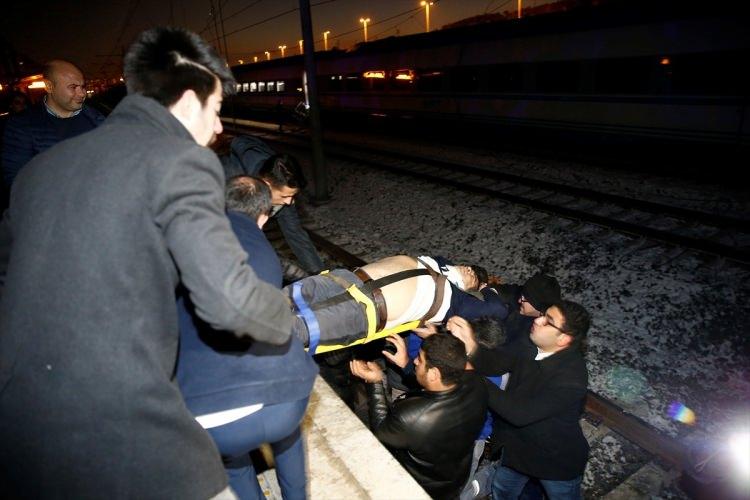 <p>Sabah 06.30 sıralarında Ankara YHT Garı'ndan Konya yönüne hareket eden YHT, Yenimahalle ilçesine bağlı Marşandiz istasyonunda, yol kontrolü yapan kılavuz trenle çarpışarak raydan çıktı ve üst geçidin ayağına vurdu. Kazada ilk belirlemelere göre 9 kişi öldü, 48 kişi ise yaralandı.</p>

<p> </p>
