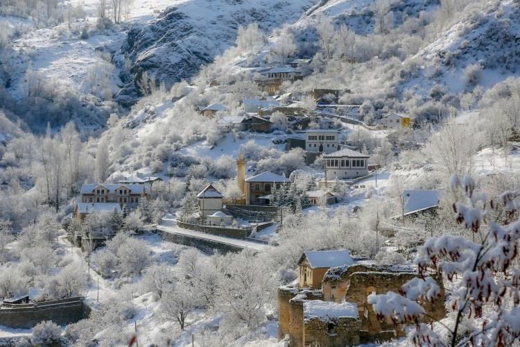 <p>Gümüşhane’nin eski yerleşim yeri olan ve yüzyıllar boyunca Türk, Ermeni ve Rumlar'ın bir arada yaşaması nedeniyle ‘Hoşgörü merkezi’ olarak nitelendirilen tarihi Süleymaniye mahallesinde gerçekleşen kar yağışının ardından bölgede kartpostallık manzaralar çıktı. </p>
