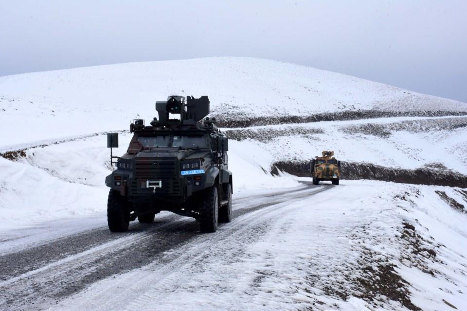 <p>Malazgirt ilçesinde 27 Temmuz 2015'te İlçe Jandarma Komutanı Binbaşı Arslan Kulaksız'ı şehit eden PKK mensuplarını, polis özel harekat ekipleriyle etkisiz hale getiren güvenlik güçleri arasında yer alan jandarmanın "Alparslanlar" ve "Kılıçlar" adlı özel birliği, karlı dağlarda yürüttüğü mücadeleyle teröristlere ağır darbe indirdi.</p>
<p> </p>