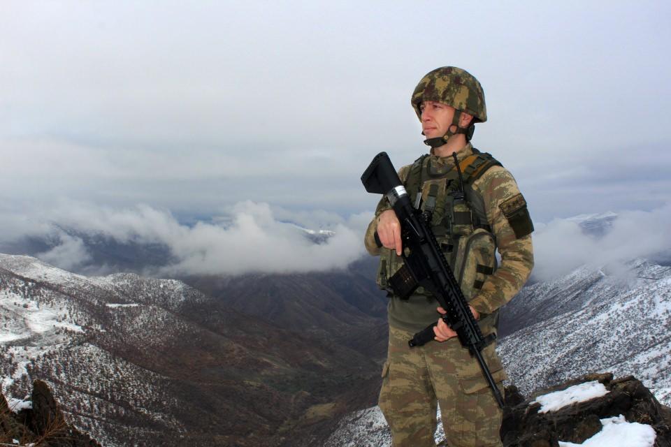 <p>Hakkari’nin Çukurca ilçesinin Irak sınırındaki 2 bin 202 rakımlı Çileklitepe Üs Bölgesinde sınır güvenliğini sağlayan kahraman Mehmetçik, ağır kış şartlarına aldırış etmeden bölücü terör örgütüne geçit vermiyor. </p>