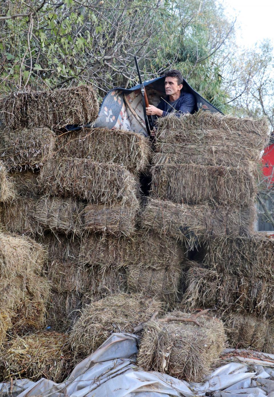 <p>Parçalanmış koyunların dışında kayıp olan 5 koyunuyla ilgili hiçbir ize rastlayamadığını ifade eden Avcı, “Ölüsü de yok dirisi de yok. Sulama için yol açmıştık oradan girmiş muhtemelen. Çünkü başka girecek bir yol yok. Tilki, kurt ya da büyük bir köpek olduğunu düşünüyoruz” dedi. </p>