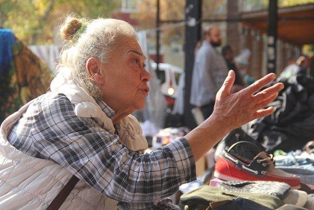 <p>Ünlü sanatçı Avcılar Ambarlı'da bulunan kapalı Pazar alanında Antik Nostaljik Eşya Çarşıcıları Derneği tarafından açılan tezgahta çalışarak geçimini sağlıyor. Yaşadığı zorlukları anlatan Örümcer, kızının psikolojik rahatsızlıkları olduğunu söyleyerek yetkililerden para yardımı istemek yerine kendisi için bir iş verilmesini talep ediyor.</p>