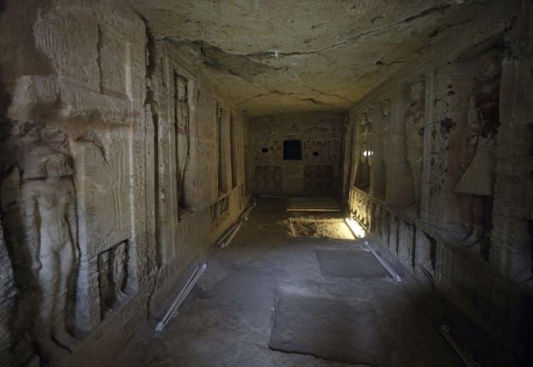 <p>Mısır'ın batısındaki Giza kentinde firavunlar dönemine ait 4 bin 400 yıllık mezar bulundu.</p>

