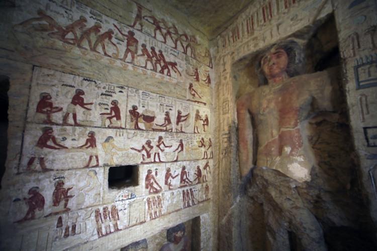 <p>Antik Kalıntı Uzmanı Dr. Mahamed Youssef mezarla ilgili yaptığı açıklamada, "Bu mezar, Sakkara Nekropolü'nün en güzel dekore edilmişlerinden biri olarak kabul edilen bir kaya mezarıdır. Mezar, farklı günlük yaşam aktivitelerine ev sahipliği yapıyor. Mezarda, 31 büyük ve küçük heykel ile yaklaşık 48 niş var. Çoğu renklidir. Heykeller mezarın sahibine ve ailesine aittir. Mezarında süslemelerinde rahibin annesi ve karısından bahsedilir. Rahibin 4 çocuğunun olduğunu biliyoruz" dedi.</p>
