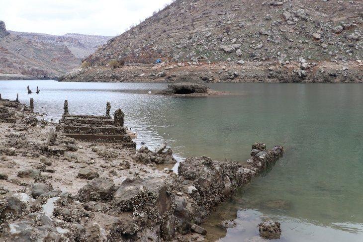 <p>Geçmişte bu mahallede oturan bazı vatandaşlar da eski evlerinin kalıntılarını gördü, sular altında bıraktıkları yakınlarının mezarlarını ziyaret edip dua etti.</p>