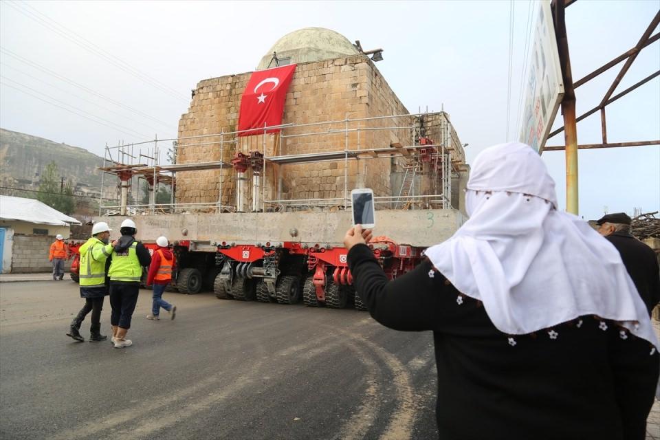 <p>Süleyman Han tarafından 1407 yılında inşa ettirilen Süleyman Han Camisi'nin 36 metre yüksekliğindeki minaresinin taşlarının söküm işlemi tamamlandı. Caminin tarihi kapı ve çeşmesi de bütün olarak taşındı. Minarenin Hasankeyf Kültürel Park Alanı'ndaki birleştirme işlemi ise ay sonuna kadar tamamlanacak.</p>
<p> </p>