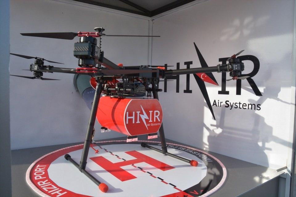 <p><strong>KALP KRİZİNE DE DRONE MÜDAHALE EDEBİLECEK </strong></p>
<p>Özlü, Hızır'ın tek seferde 20 ünite kan nakledebildiğini belirterek, şu bilgileri paylaştı: "Hızır'ın taşıma haznesi büyük ve kullanışlı. Hızır bu özelliklerinin yanı sıra ilaç ve tıbbi ürünler de taşıyor. Hızır'ın teknik aksamına elektroşok sistemini uygulamayı düşünüyoruz. Bu şok sistemi sayesinde kalp krizi geçiren kişilere de drone ile müdahale edilebilecek. Hızır, başta organ ve kan ürünlerin yanı sarı ilaç, panzehir gibi tıbbi ürünleri de ilgili merkeze ulaştırıyor."</p>
<p> </p>