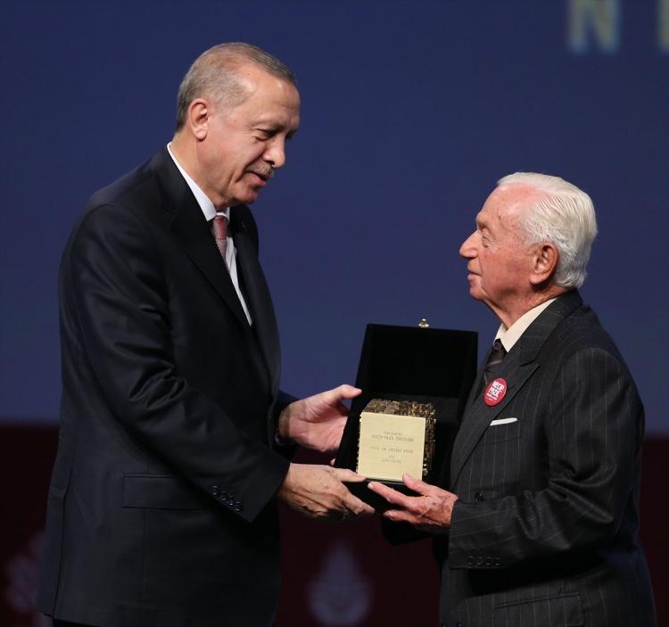 <p> Erdoğan, Necip Fazıl Saygı Ödülüne layık görülen Nevzat Atlığ'a ödül verdi.</p>
