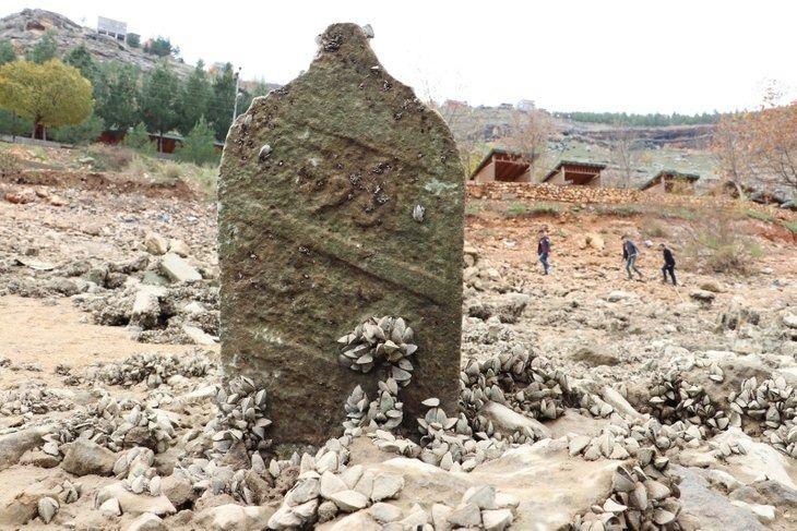 <p>"Köy ortaya çıkınca sadece ben değil, bütün ailemiz evleri görmeye geldi. Benim kız kardeşim evin kalıntısından kalan taşın üzerinde oturup ağladı. Çocuklarım da geldi, gördü, onlar burada doğmamıştı ama onlara anlatmıştık. Köyümüzü görünce çok sevindik. Köyün tamamı daha çıkmamış, altı metre daha su çekilseydi köy tamamen ortaya çıkardı. Çocukluğum burada geçtiği için evimi görünce duygulandım. Birçok kişi mezarlarını buradan taşıdı fakat biz taşımadık. Benim ninemin ve dedemin mezarları burada. Bayramlarda vatandaşlar yakınlarının mezarlarına giderdi biz baraj gölünün yanına gelir yakınlarımız için dua ederdik. Su çekilince geldik mezarlarını gördük çocuklarımıza da gösterdik, dua ettik."</p>