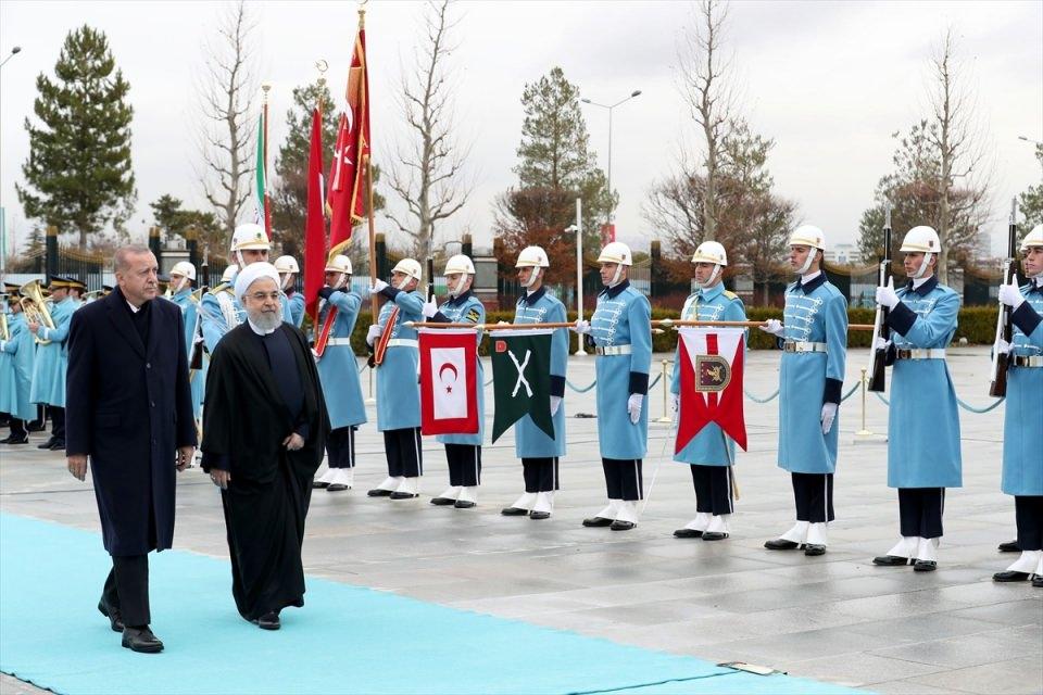 <p>Türkiye Cumhurbaşkanı Recep Tayyip Erdoğan, İran Cumhurbaşkanı Hasan Ruhani’yi, Cumhurbaşkanlığı Külliyesi’nde resmi törenle karşıladı.</p>
