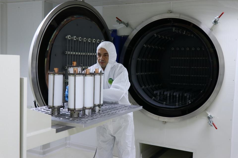 <p>Elektrik trafolarında arıza durumunda enerjiyi kesen devre kesici vakum t&uuml;plerinin yerli ve milli olarak geliştirilmesine odaklanan şirket, 2009 yılında T&Uuml;BİTAK ve T&uuml;rkiye Teknoloji Geliştirme Vakfı'nın (TTGV) desteğiyle temiz oda ve vakum fırınının bulunduğu laboratuvar tesisi devreye aldı.</p>

<p>&nbsp;</p>
